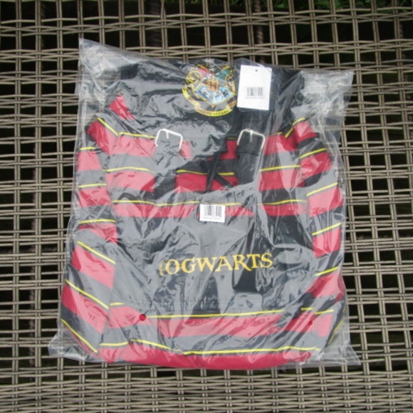 Harry Potter Hogwarts Crest Backpack - Red and Black - Picture 2 of 8